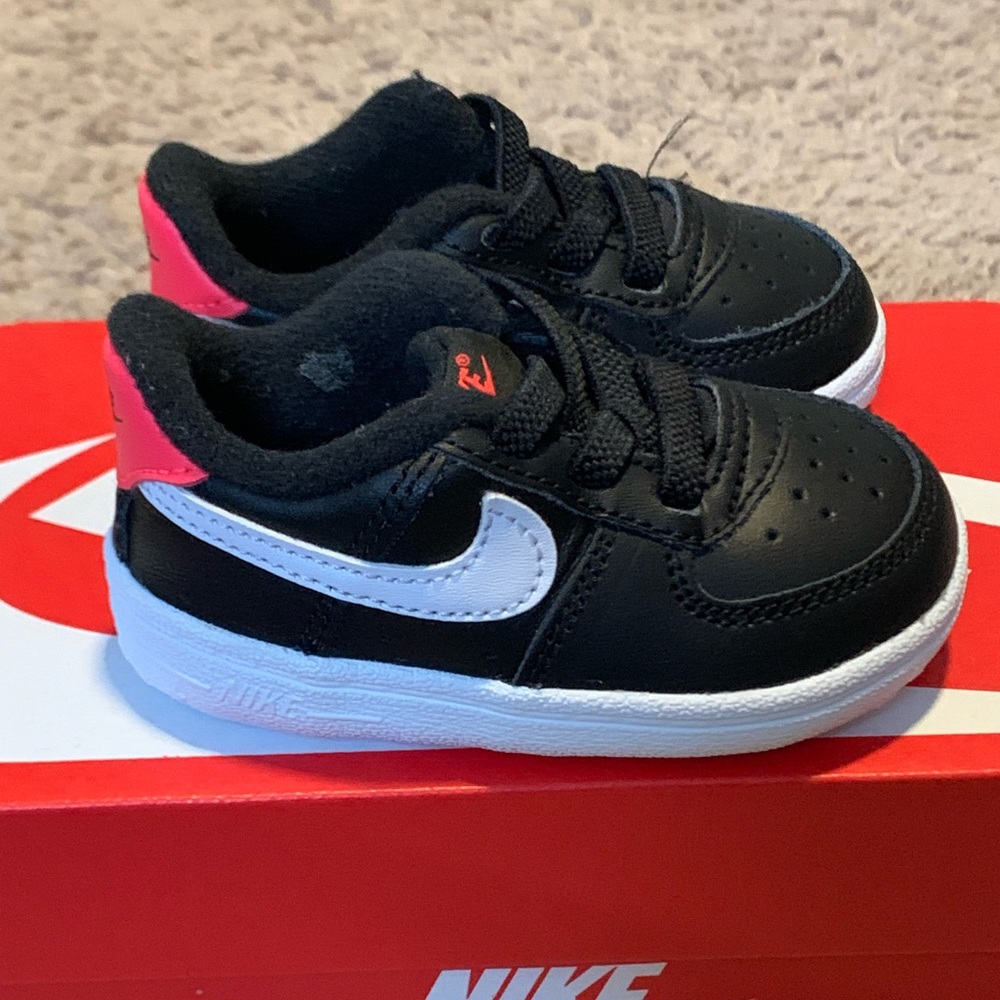 Black and white Nikes
Infant size (3c)
Worn a few times
Good condition